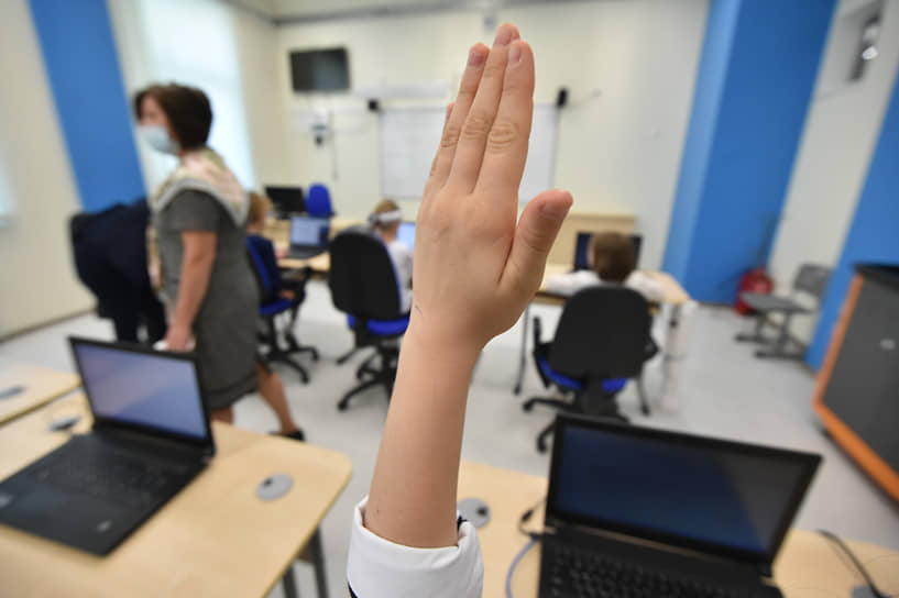Далеко не все участники образовательного процесса готовы проголосовать за то, чтобы искусственный интеллект протянул руку помощи российским учителям