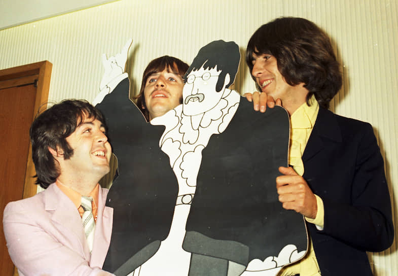 Слева направо: Пол Маккартни, Ринго Старр и Джордж Харрисон с картонной фигурой Джона Леннона в 1968 году