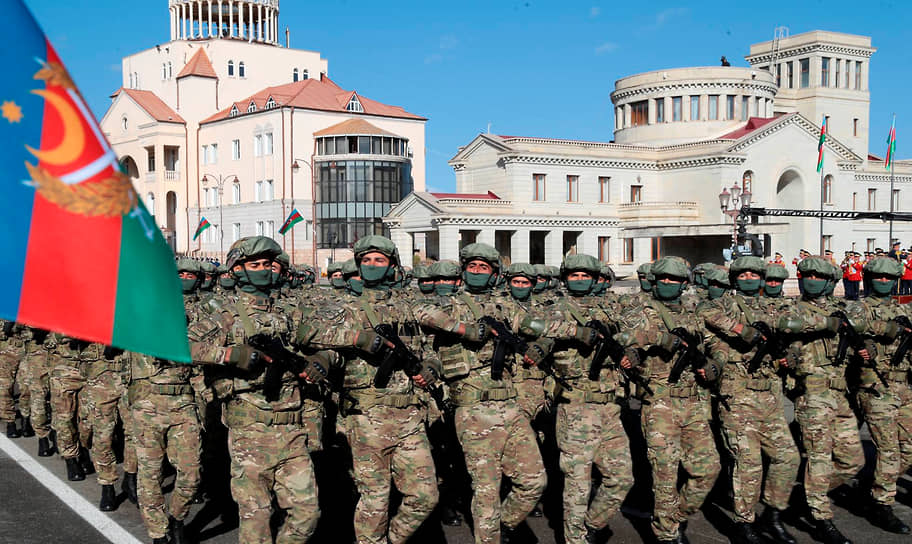 В честь Дня победы во второй карабахской войне по центральной площади опустевшего Степанакерта (Ханкенди) парадом прошли подразделения азербайджанской армии и других силовых структур