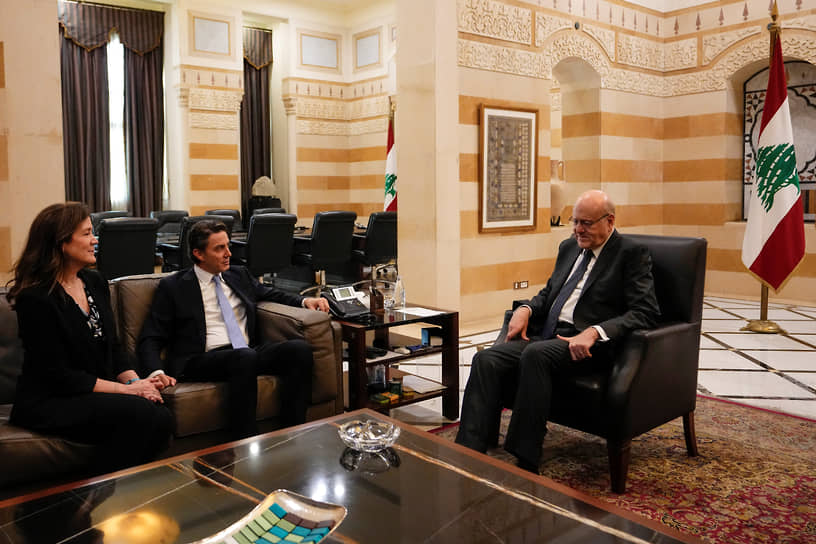 Старший советник президента США Джо Байдена Амос Хохштейн (в центре) и посол США в Ливане Дороти Ши (слева) встречаются с временным премьер-министром Ливана Наджибом Микати в Бейруте