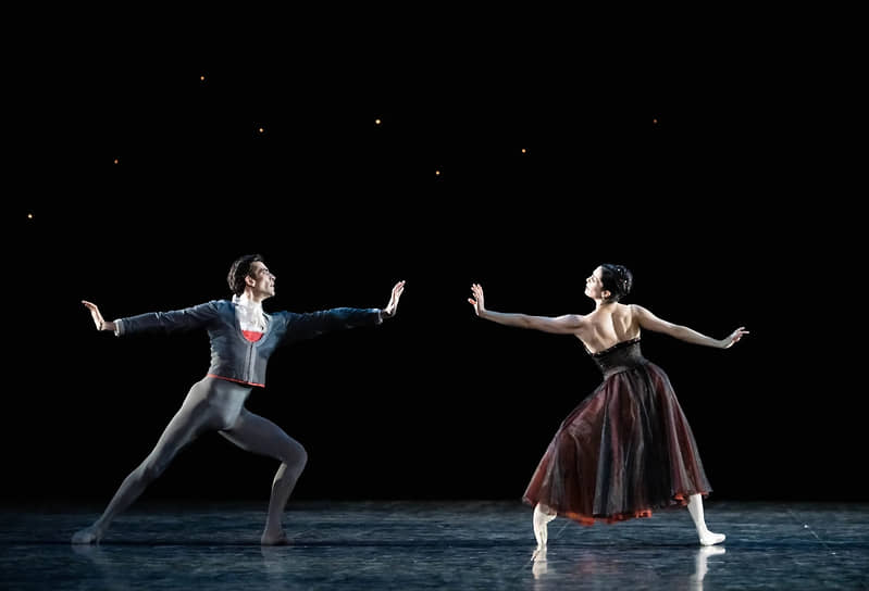 Один из дуэтов балета «В ночи» доверили этуали Амандин Альбиссон и первому танцовщику Одрику Безару — паре, неравной по титулам, но отлично совпадающей по темпераментам