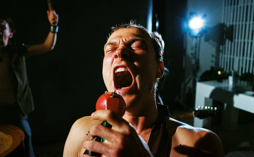 В Юрии Борисове, сыгравшем выдуманного музыканта, панк-энергетика заявляет о себе в полный голос