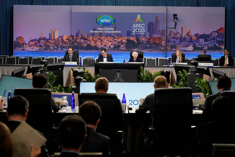 Министр финансов США Джанет Йеллен (в центре) на саммите АТЭС