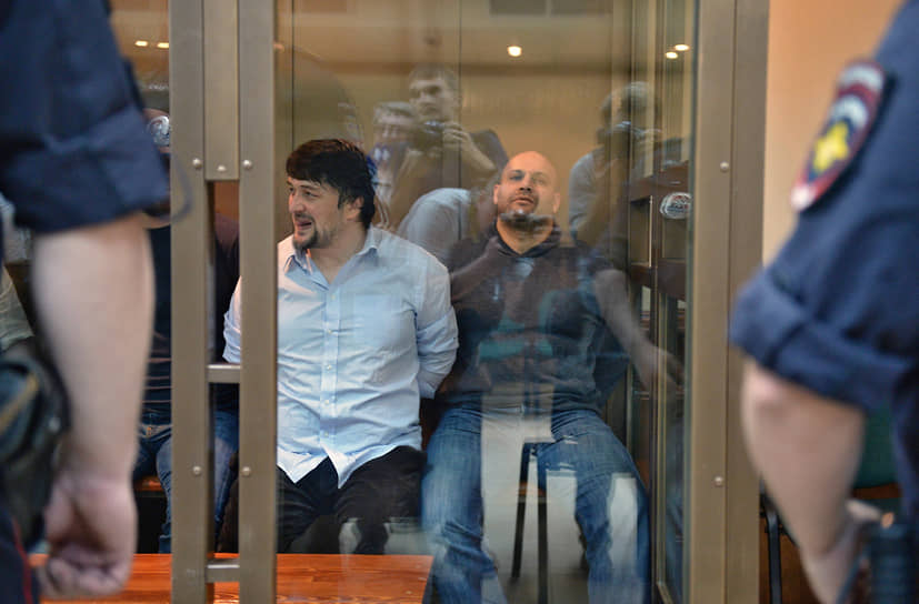 Фигуранты дела об убийстве Анны Политковской Рустам Махмудов (слева) и Сергей Хаджикурбанов в Московском городском суде (июнь 2014 года)