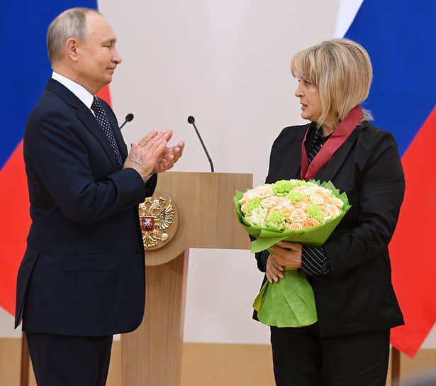Владимир Путин вручил Элле Памфиловой орден и цветы. И было за что
