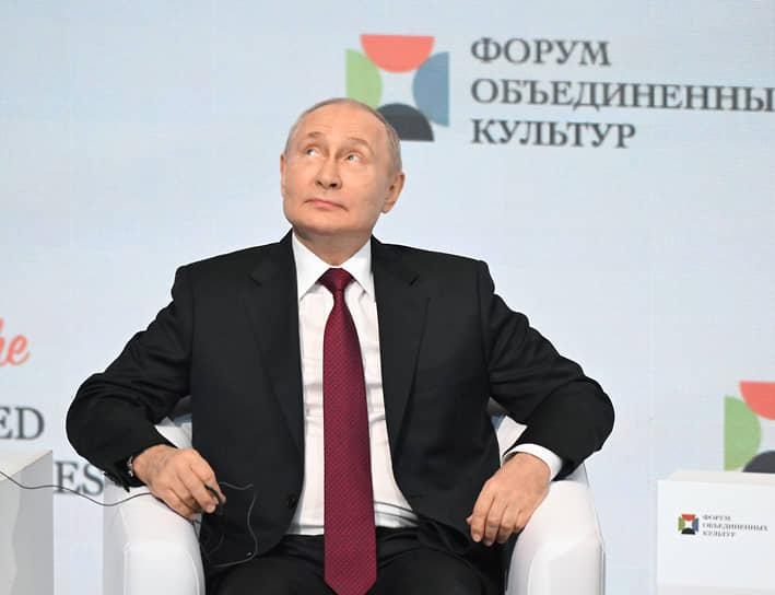 Владимир Путин на форуме отвлекался на мысли о высоком