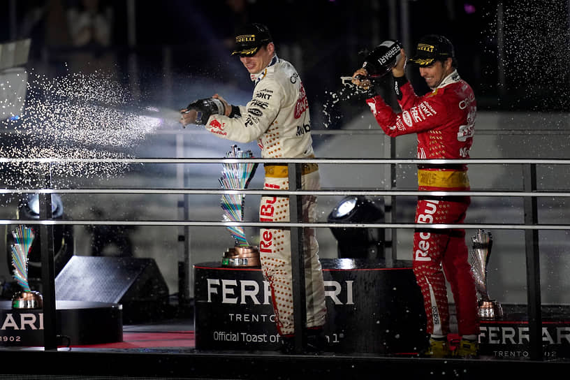 Гонщики Red Bull Макс Ферстаппен (слева) и Серхио Перес на двоих в нынешнем сезоне выиграли 20 гонок, что стало улучшением рекорда, принадлежавшего Mercedes