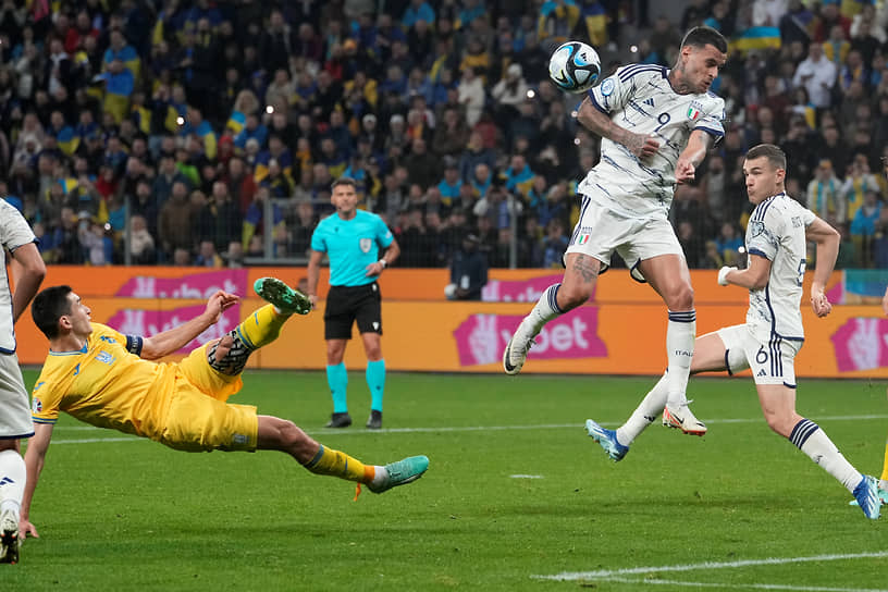 Нулевая ничья в матче с командой Украины вывела сборную Италии (в белой форме) в финальную часть Евро-2024