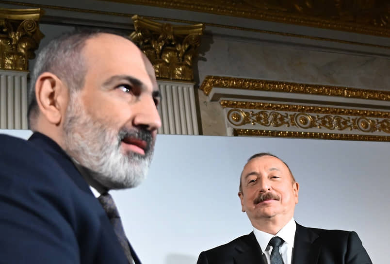Президент Азербайджана Ильхам Алиев (справа) и премьер-министр Армении Никол Пашинян во время 59-й Мюнхенской конференции по безопасности в феврале 2023 года