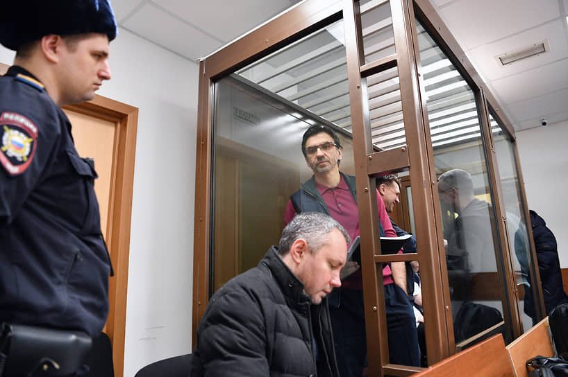 Михаил Абызов (в центре) во время заседания суда