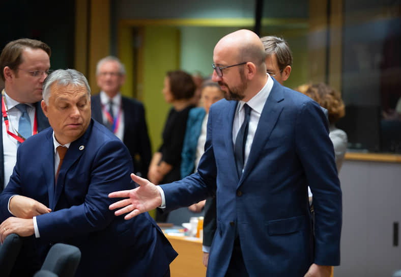 Премьер Венгрии Виктор Орбан (слева) практически не скрывает, что пойдет навстречу просьбам главы Евросовета Шарля Мишеля, если Евросоюз наконец-‍таки разморозит причитающиеся Будапешту €22 млрд