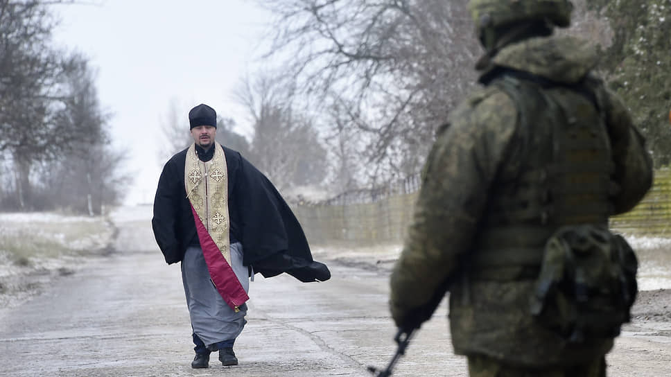 РПЦ призывает урегулировать правовой статус военного духовенства