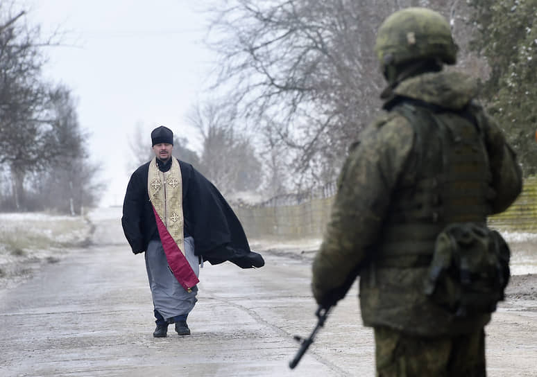 Священников уравняют в правах с военнослужащими, но запретят брать в руки оружие