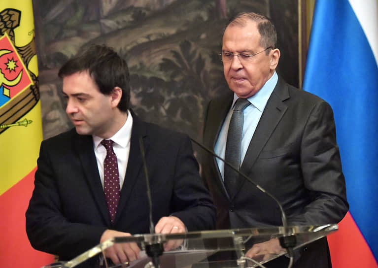 Министр иностранных дел и европейской интеграции Молдавии Николай Попеску (слева) и глава МИД РФ Сергей Лавров в 2021 году
