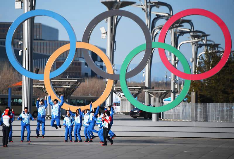 Олимпийские кольца на площади возле Национального стадиона в Пекине, где прошли зимние Игры 2022 года