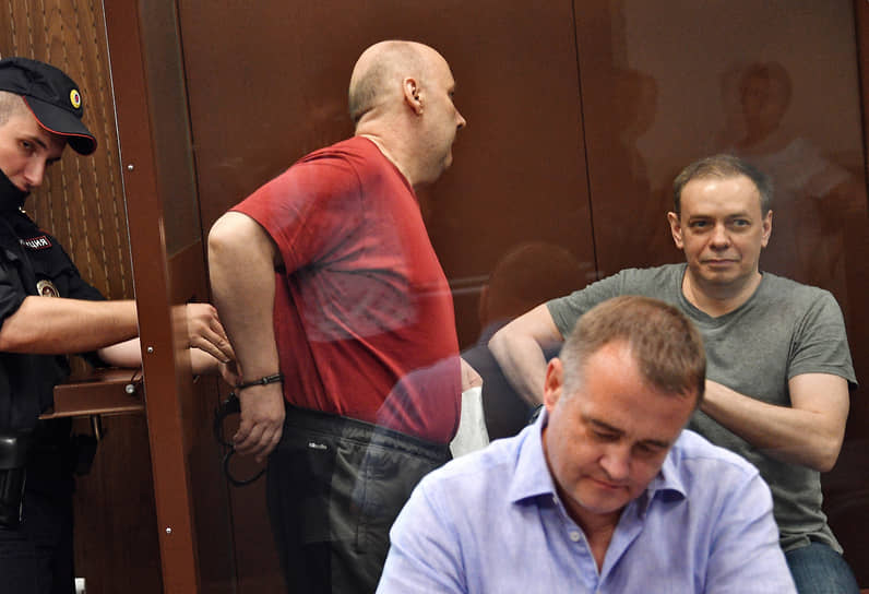 Юрий Здравило (второй слева) и Виталий Ликучев (справа) настаивают на полном оправдании