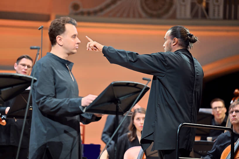 С подачи Дмитрия Синьковского (справа) певцы, включая Сергея Година (слева), показательно выступили и в барочном, и в необарочном ключе