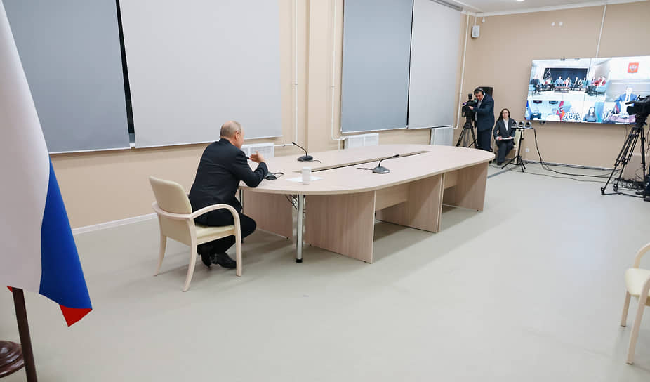Владимиру Путину в Архангельске подобрали стол не хуже, чем в Кремле