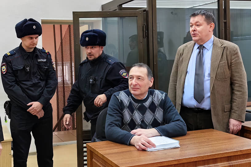 Борис Кагарлицкий (объявлен иностранным агентом, второй справа), по его словам, скопил достаточно средств, чтобы оплатить назначенный судом штраф
