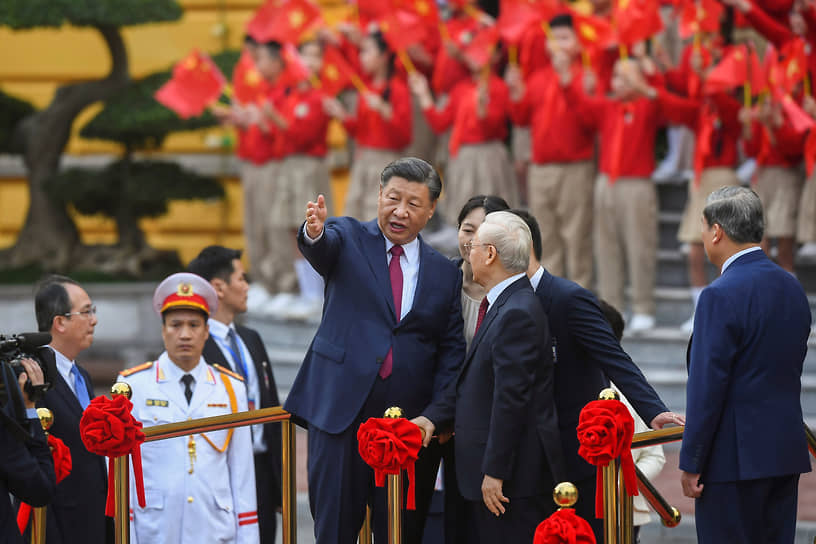 Председатель КНР Си Цзиньпин (слева) и генсек ЦК Компартии Вьетнама Нгуен Фу Чонг