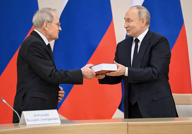Глава Конституционного суда Валерий Зорькин подарил президенту России Владимиру Путину свою книгу