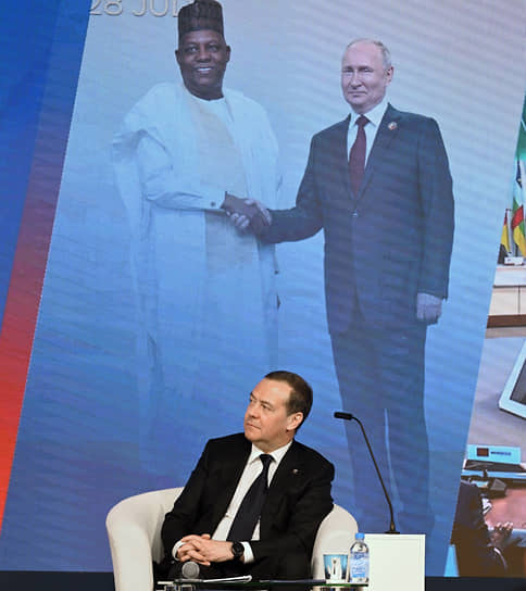 В дискуссии единороссов о будущем России, прошедшей под председательством Дмитрия Медведева, нашлось место и Владимиру Путину, и отношениям РФ с Африкой