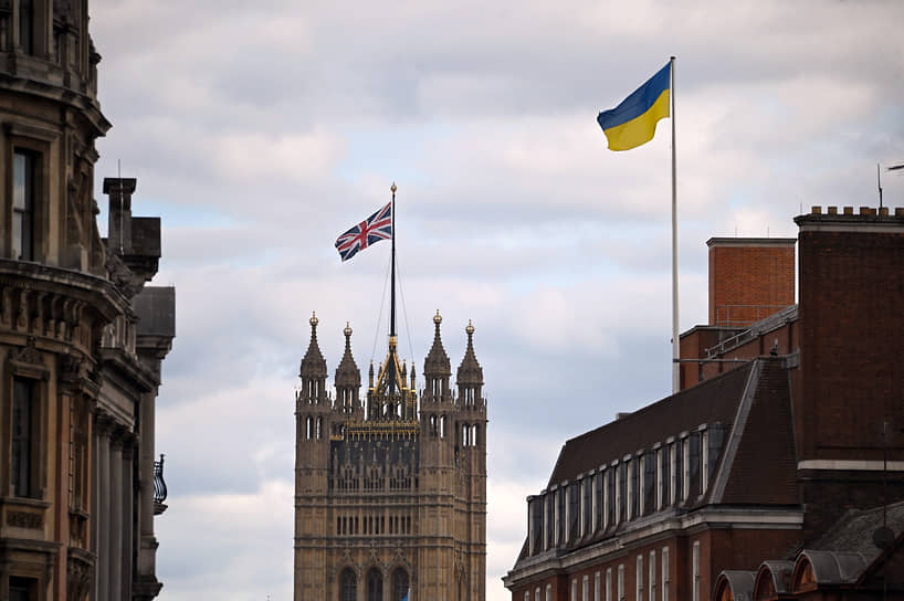 Государственные флаги Великобритании и Украины над зданиями в Лондоне (июль 2022 года)