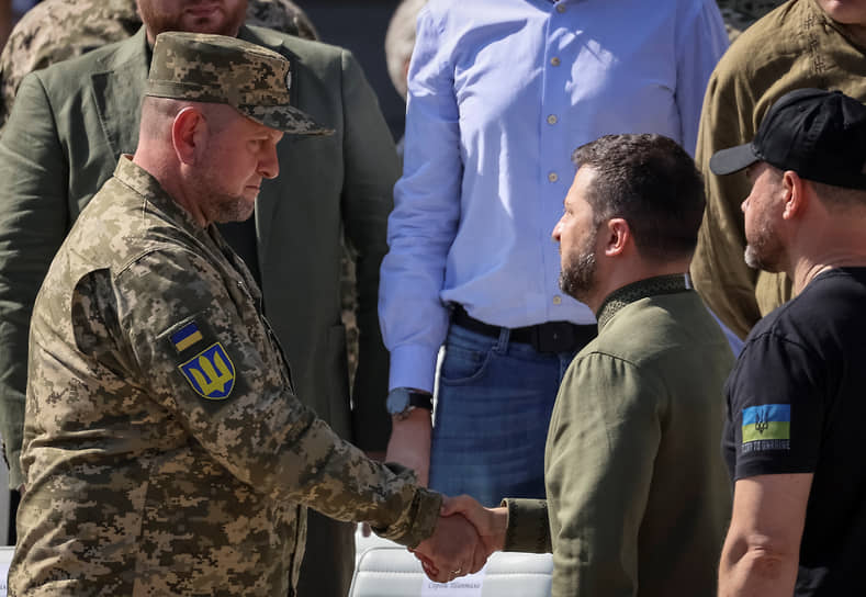 Главнокомандующий Вооруженными силами Украины Валерий Залужный (слева) и президент Украины Владимир Зеленский