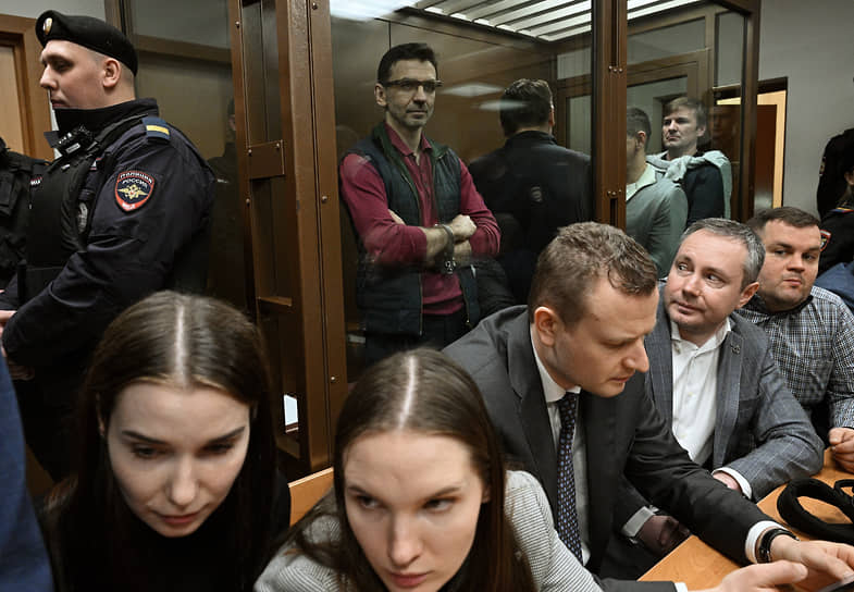 Михаил Абызов (в центре) избежал почти двадцатилетнего срока