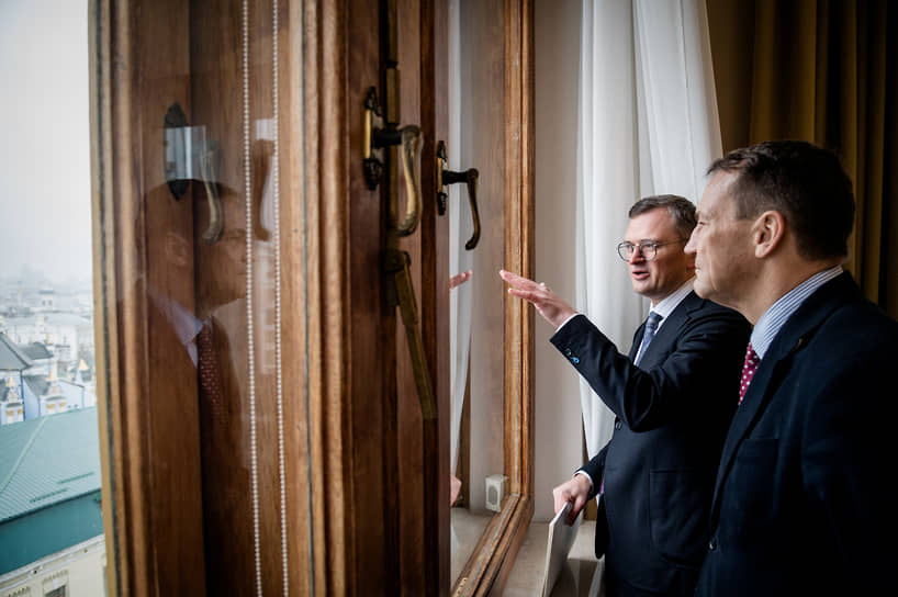 Глава МИД Украины Дмитрий Кулеба (слева) и его польский коллега Радослав Сикорский сошлись во мнении, что перспективы сотрудничества едва ли не безграничны, а существующие проблемы рано или поздно удастся решить