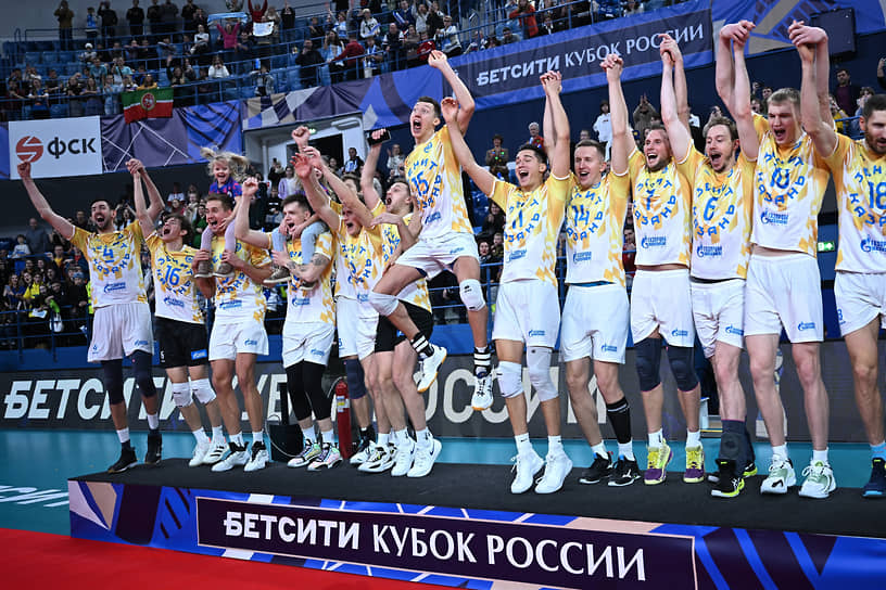Волейболисты казанской команды празднуют победу