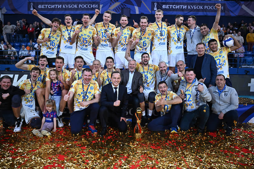 Волейболисты казанской команды празднуют победу
