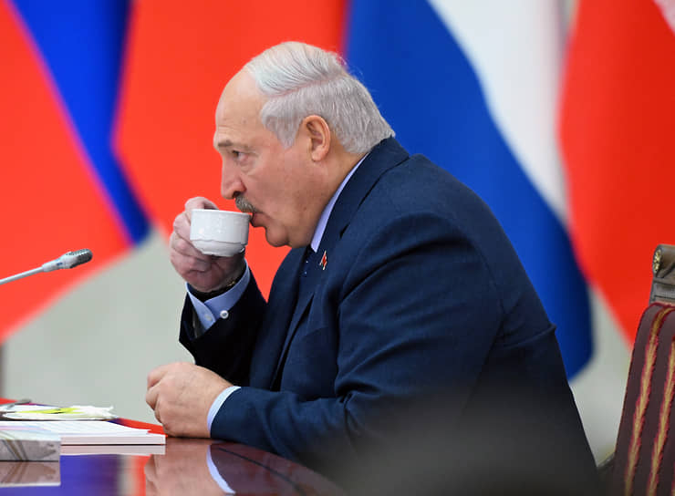Александр Лукашенко с мороза, простояв с журналистами, не мог напиться чаем