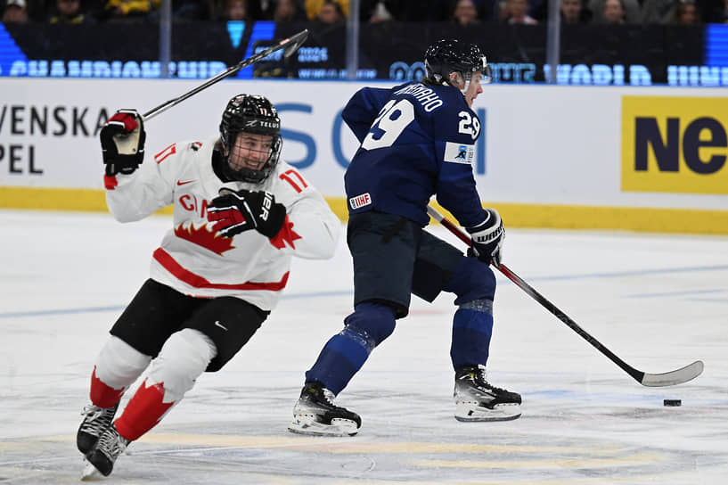 Главная надежда Канады 17-летний Маклин Селебрини (слева) в стартовом матче своей команды на чемпионате мира против сборной Финляндии отметился заброшенной шайбой