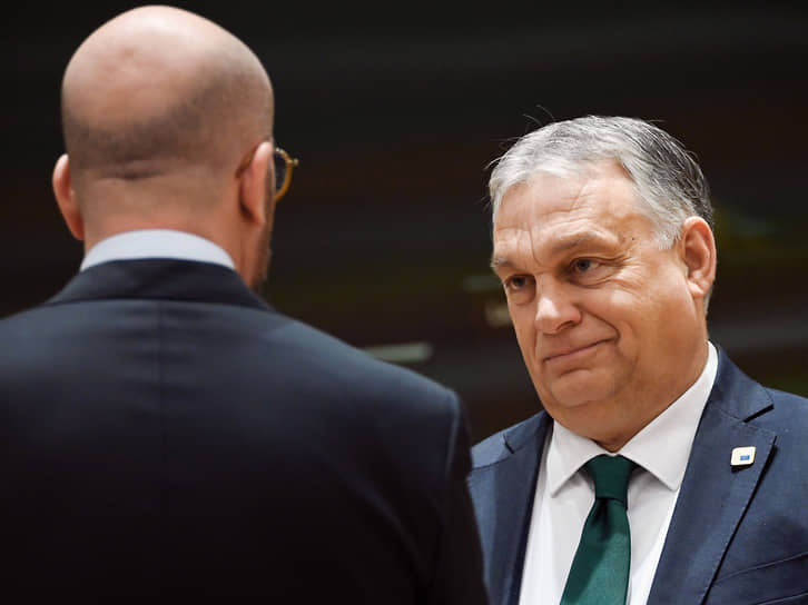 Премьер-министр Венгрии Виктор Орбан (справа)