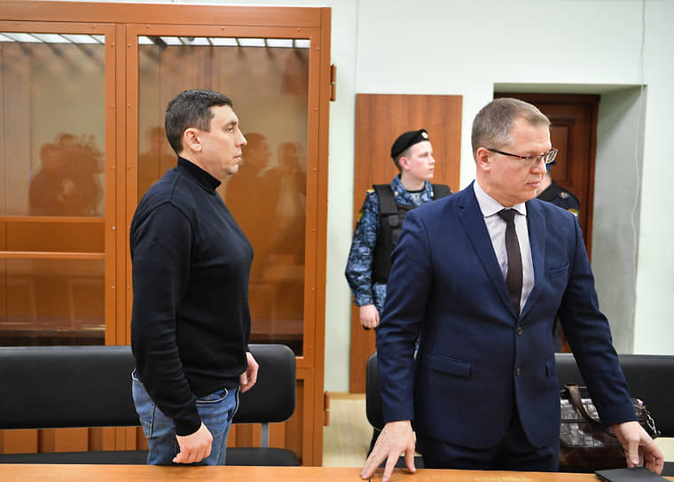 Сергей Волков (слева) не смог убедить суд в том, что при покупке радиоэлектронных комплексов он не нарушил закон 