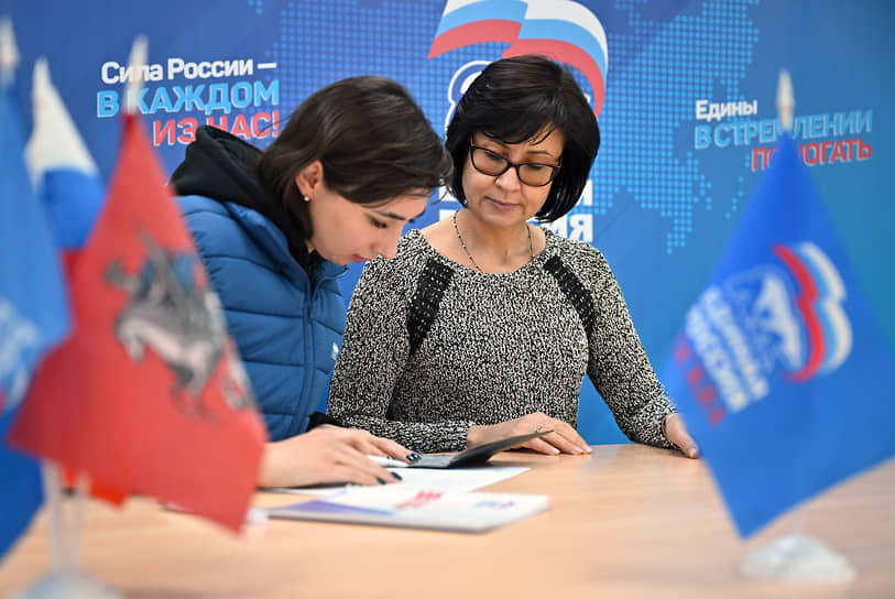 Депутат Мосгордумы Елена Кац (справа) 