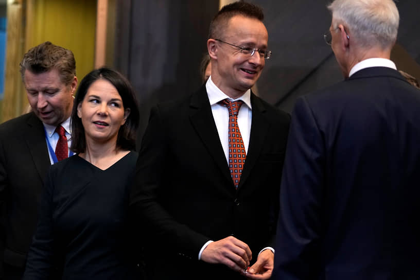 Министр иностранных дел ФРГ Анналена Бербок и министр иностранных дел Венгрии Петер Сийярто
