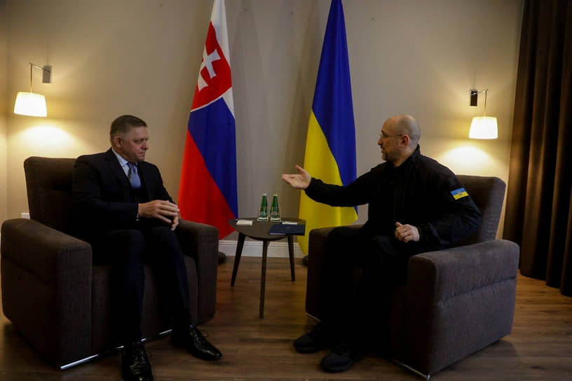 Премьер Словакии Роберт Фицо (слева) и премьер Украины Денис Шмыгаль во время переговоров