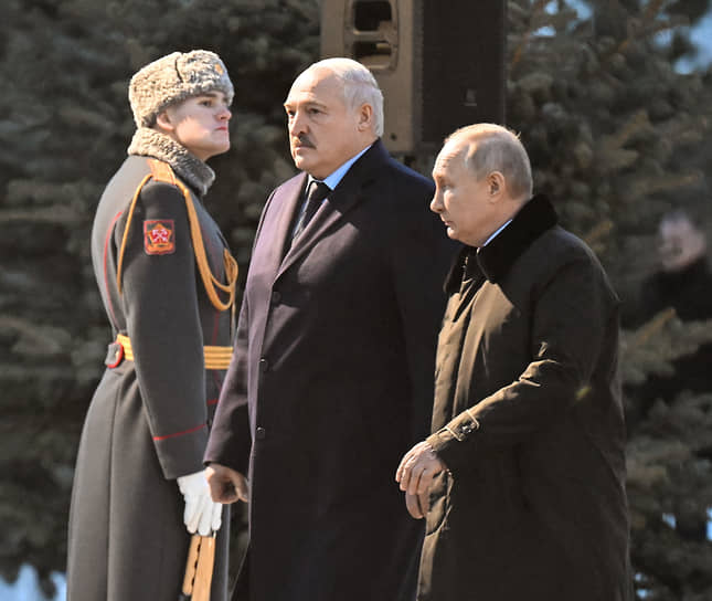 Владимир Путин и Александр Лукашенко поднялись к стеле 