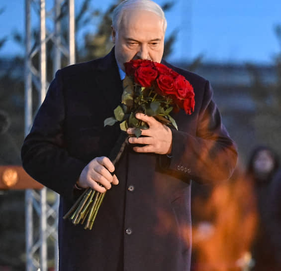 Александр Лукашенко с душой отнесся к цветам, которые ему предстояло возложить