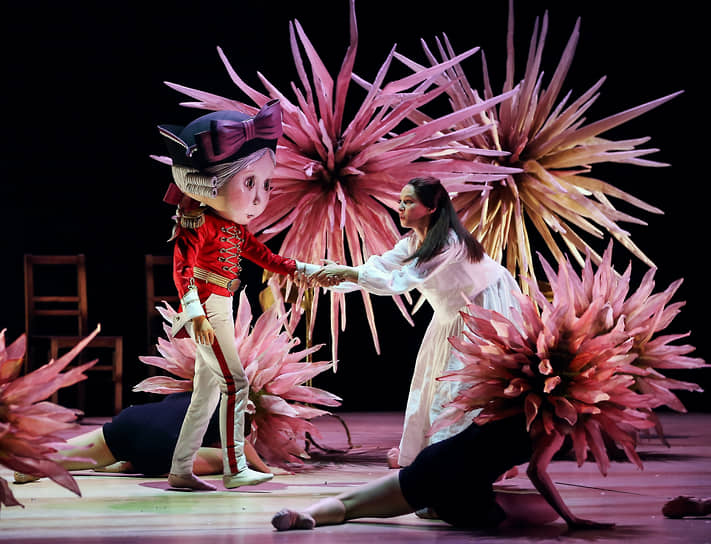 В «“Иоланте” и “Щелкунчике”» игрушечная красочность балетных сцен призвана отразить внутренний мир слепой героини