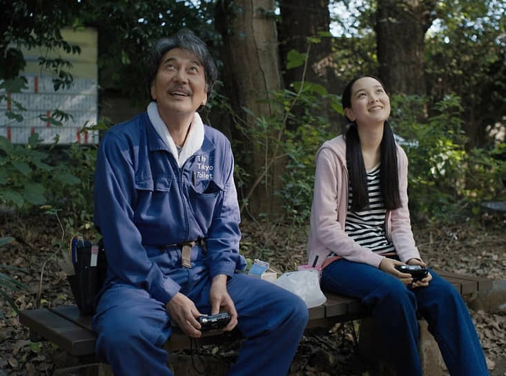Кротость и веселая мудрость Хираямы (Кодзи Якусё, слева) выглядят ангельскими вопреки его не слишком небесной профессии