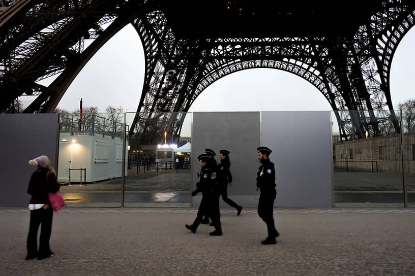 Полицейский патруль около Эйфелевой башни в Париже (декабрь 2023 года)