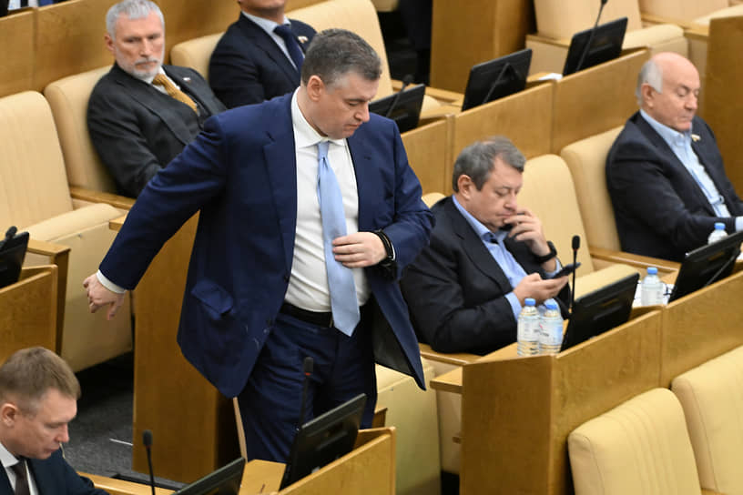 Председатель ЛДПР Леонид Слуцкий (в центре) во время заседания Госдумы 