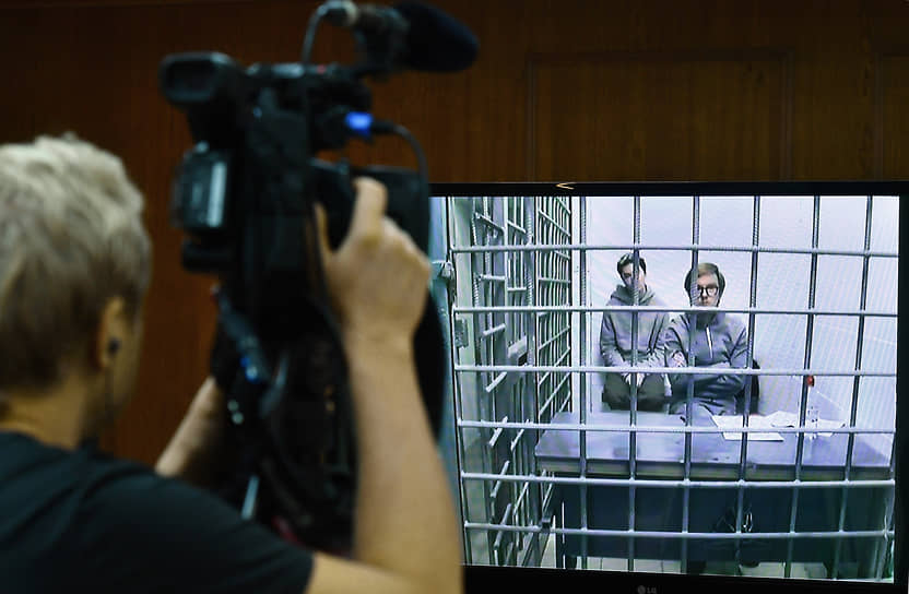Коммерческий директор медиа-холдинга «Oсторожно Media» Кирилл Суханов (справа, на экране) и владелец Telegram-канала «Тушите свет» Ариан Романовский (Кузьмин) (слева, на экране) во время заседания суда (ноябрь 2022 года)