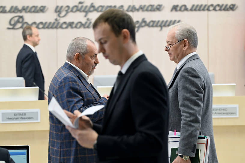 Зампред ЦИКа Николай Булаев (справа) и Борис Надеждин (слева) диаметрально разошлись в оценках качества и значения подписей в поддержку кандидата