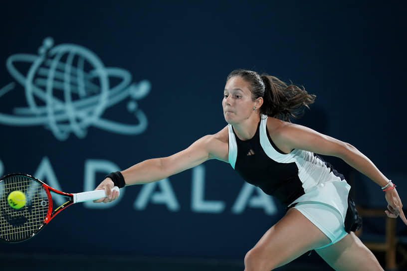 Дарья Касаткина во время матча против румынки Сораны Кырстя на турнире в Абу-Даби
