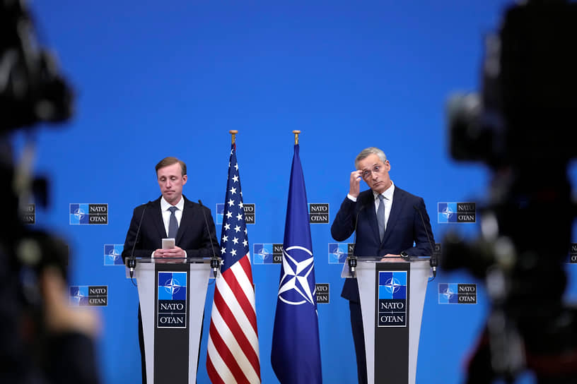 Генеральный секретарь НАТО Йенс Столтенберг (справа) и советник по национальной безопасности США Джейк Салливан