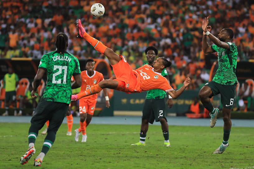 Решающий гол в ворота нигерийцев забил победивший рак и лишь в прошлом году вернувшийся на поле форвард сборной Кот-д`Ивуара Себастьен Алле (№22)